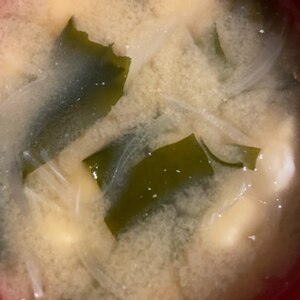 豆腐と玉ねぎとワカメのみそ汁